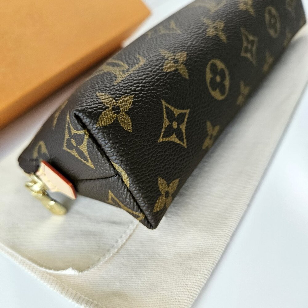 LOUIS VUITTON Cosmetic Pouch MM (Old GM) - Picture 6 of 16
